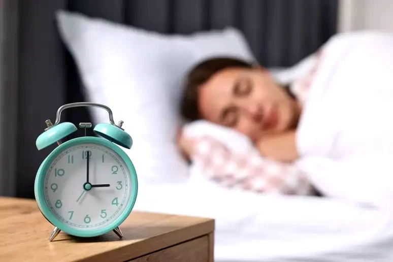 Clock showing consistent sleep schedule to prevent waking up at 3 am